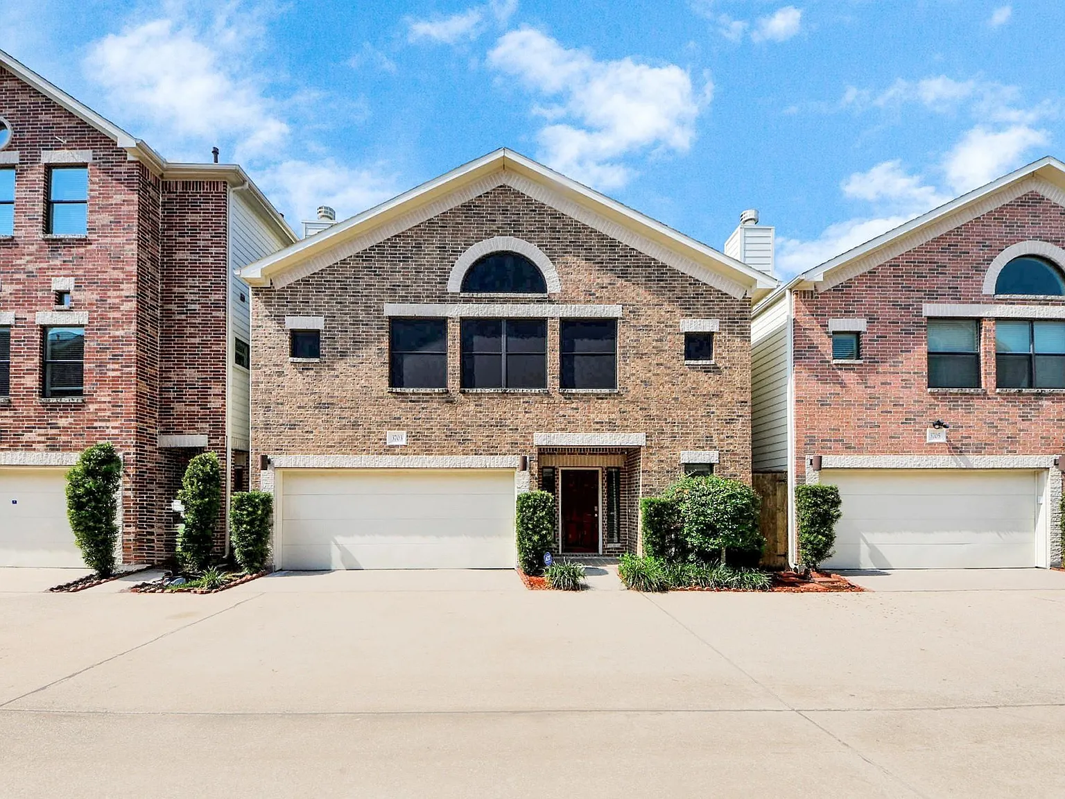 3 bed, 2.5 bath, 1799 sqft, $2,100 — Photo 2