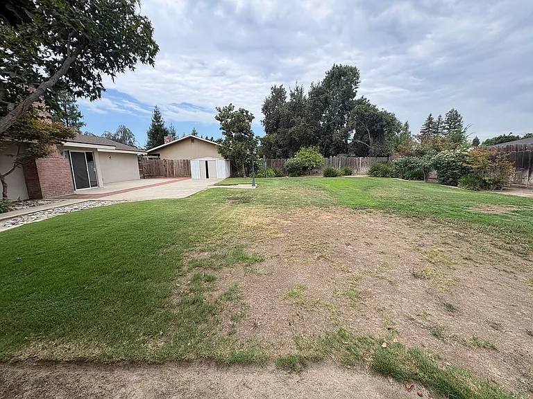 2232 E Paradise Ave — Photo 34