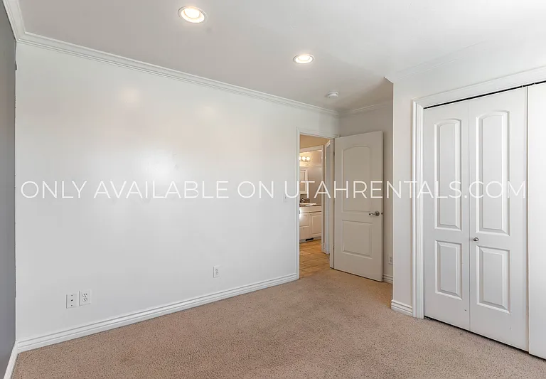 1595 S 50 W — Photo 20