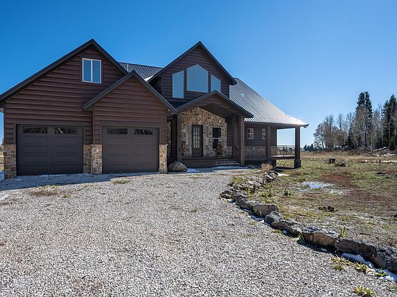 2nd image of 227 W Aspen Cir