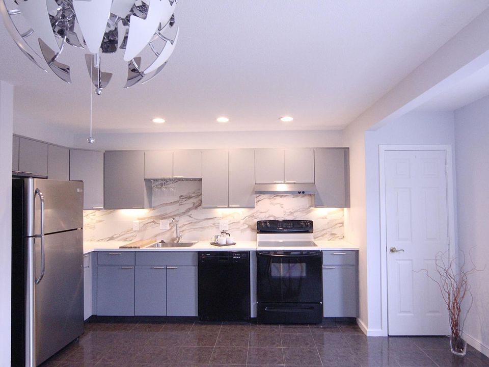1st image of 4 Stillwell Dr #C