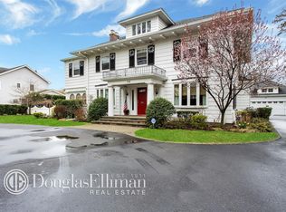 32 Nassau Blvd, Garden City, NY 11530