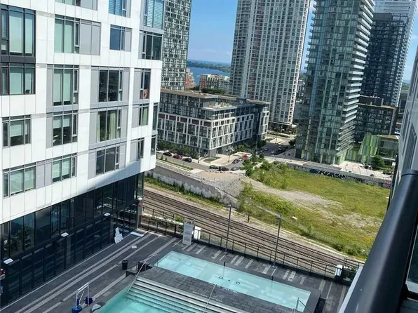 27 Bathurst St #1516W, Toronto, ON M5V 0R1
