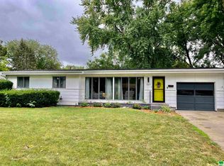 969 Crestview Dr, Vermillion, SD 57069