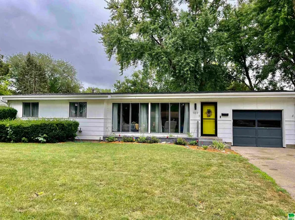 969 Crestview Dr, Vermillion, SD 57069