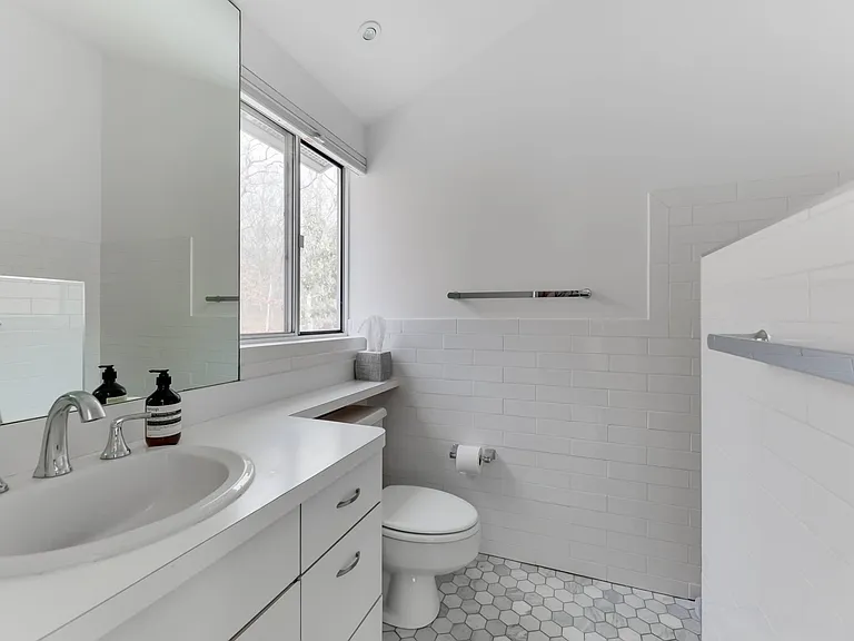 155 Middle Hwy — Photo 17