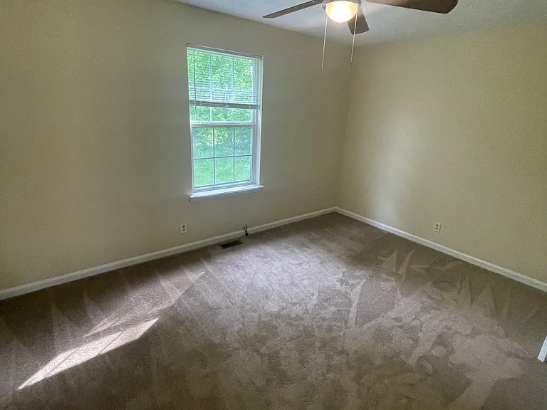 100 Grant Ave — Photo 16