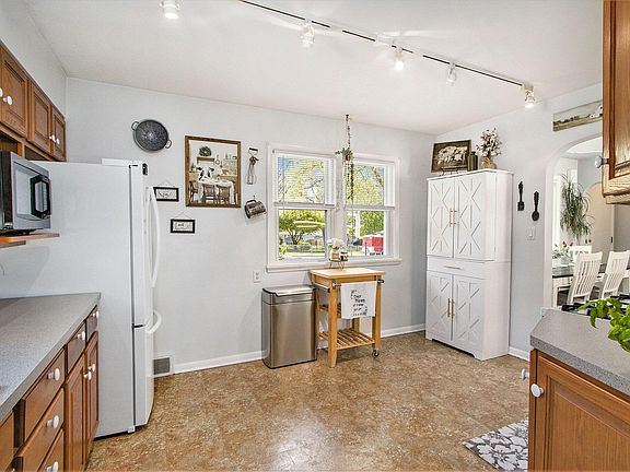 5th image of 19 Linden St