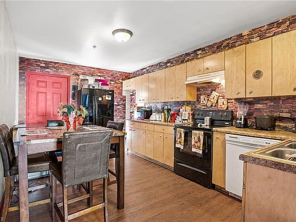 3rd image of 2046 Cherry St