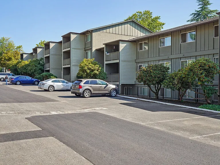 Georgetown Manor Apartments — Photo 24