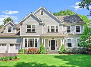 10 Sweet Briar Ln, Cos Cob, CT 06807