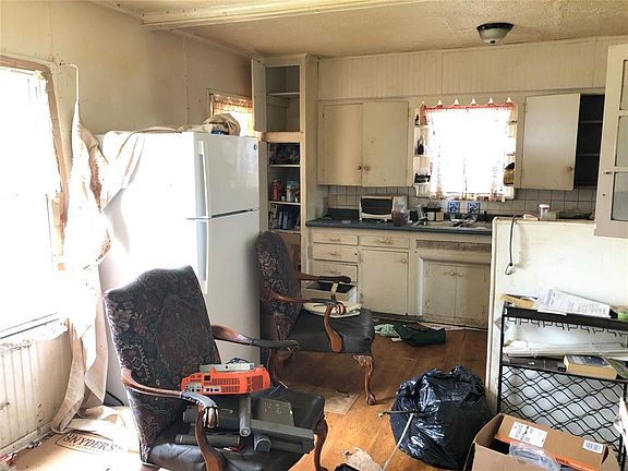 4th image of 2416 NE 24th St