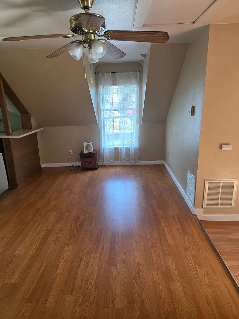 1929 6th Ave #A - Greeley | 1 Month Free - Spacious 3 Bed / 1 Bath Apartment Near Unc! — Photo 3