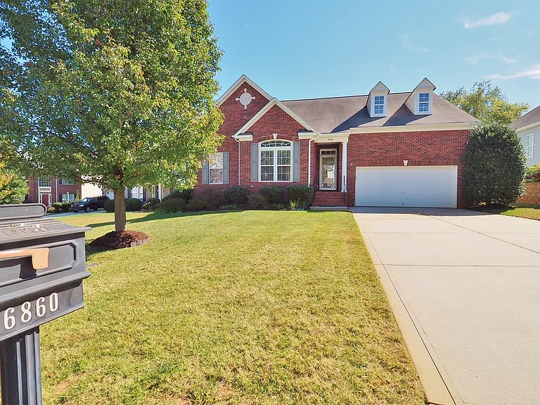 6860 Lakecrest Ct — Photo 2