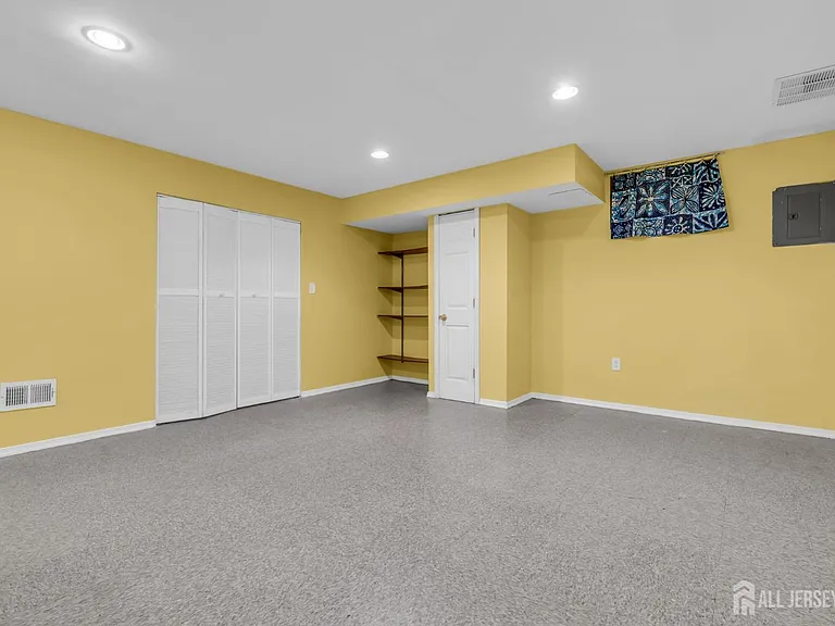 8 Edith Dr — Photo 24