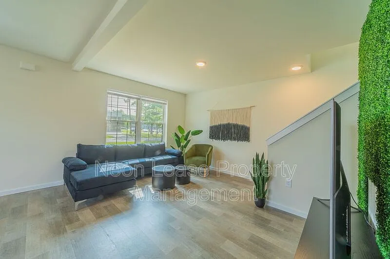 4 bed, 2.0 bath, 1450 sqft, $2,250 — Photo 4