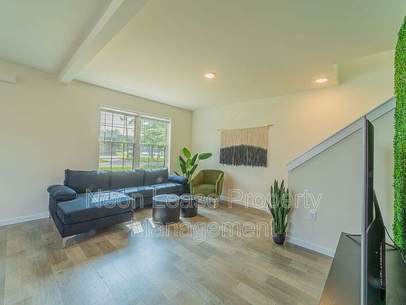 4th image of 674 N Bedford St