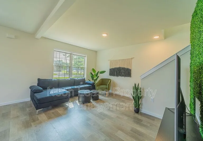 674 N Bedford St — Photo 4