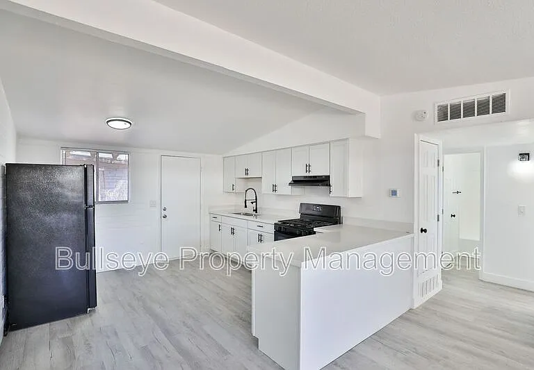 621 S California St #B — Photo 8