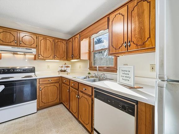 5th image of 826 White Oak Hill Dr