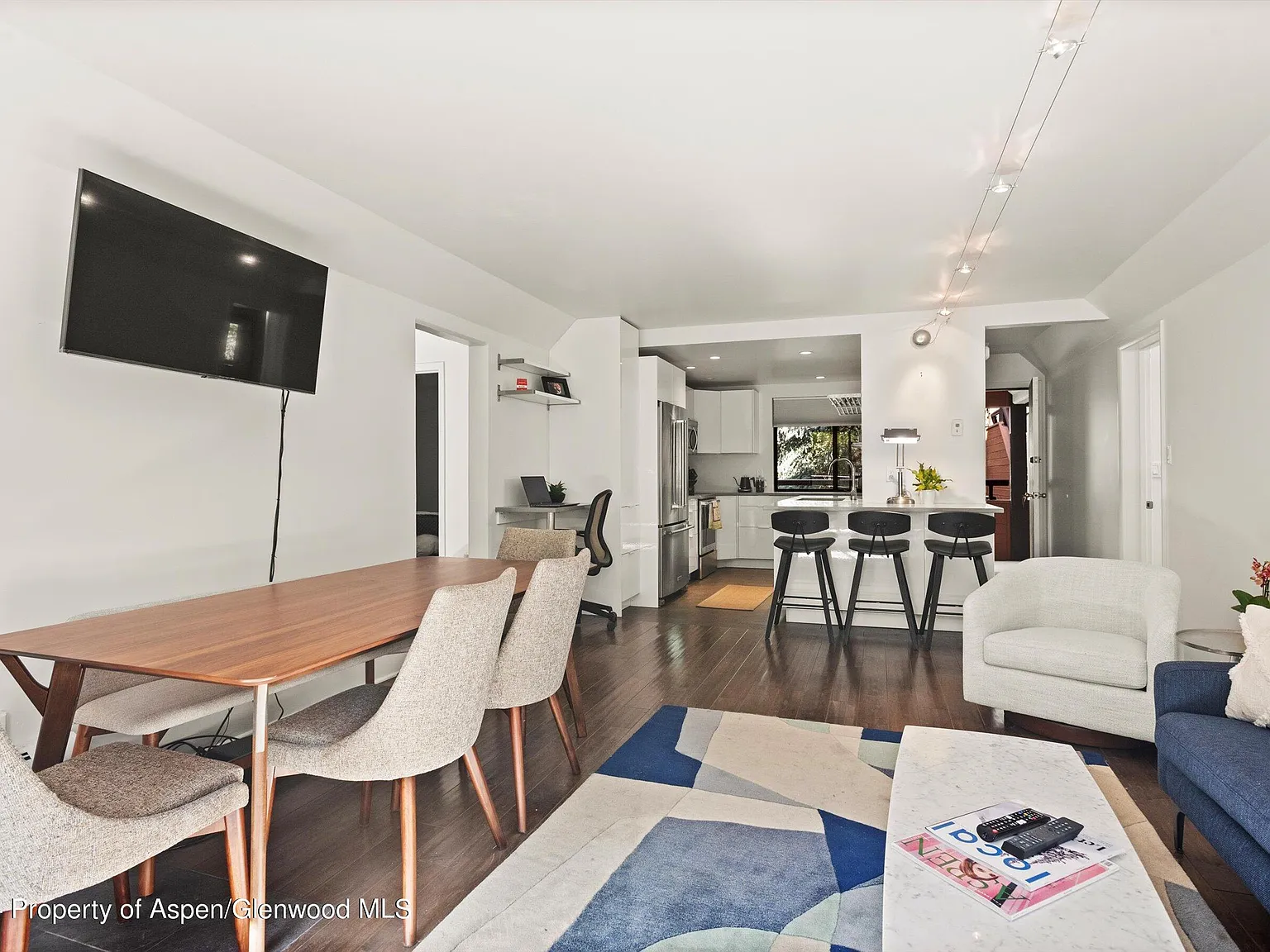 3 bed, 2.0 bath, 994 sqft, $8,500 — Photo 4