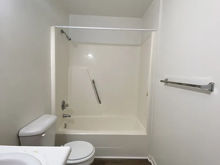 1122 Southwood Dr #5 — Photo 6