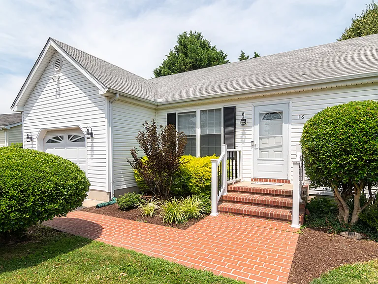 18 Bryn Mawr Dr — Photo 37