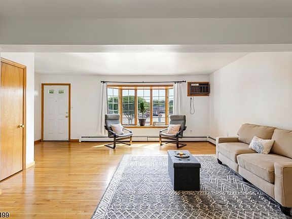 2nd image of 33 Henry Pl #B2