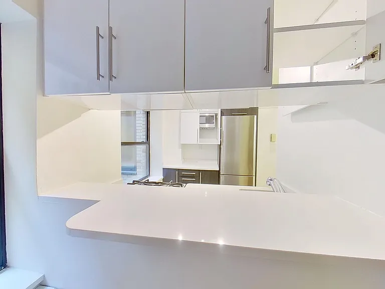 360 W 34th St #12X — Photo 6