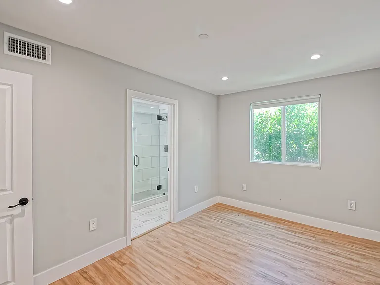 1923 Vanderbilt Ln — Photo 11