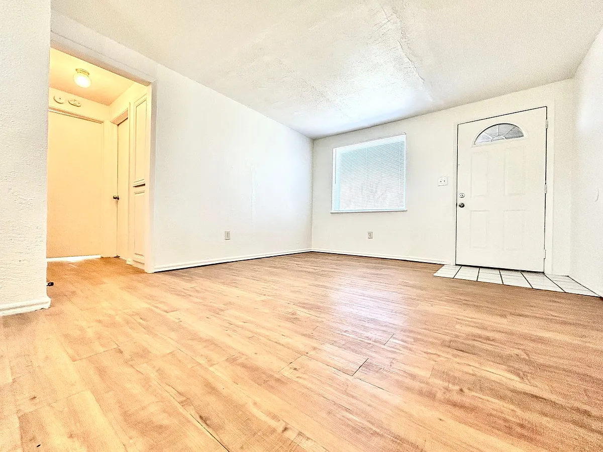 Building Photo - 1700 Karen Dr