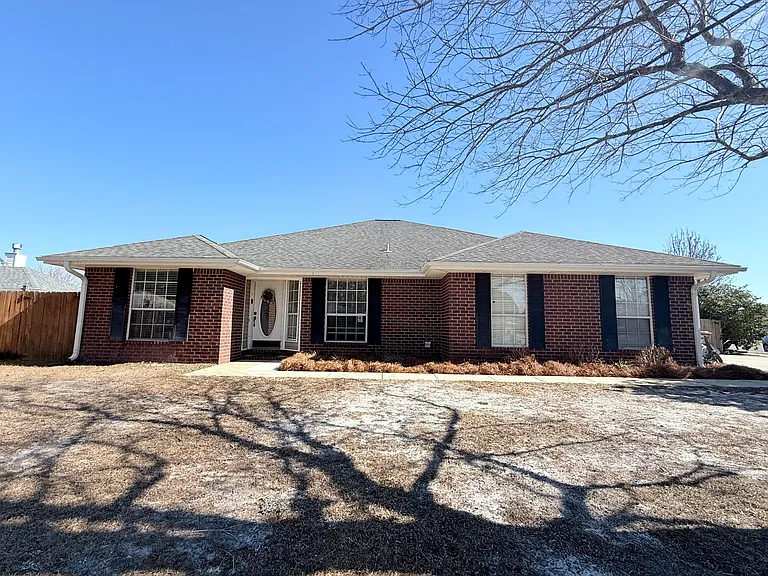 2414 Heritage Cir — Photo 5