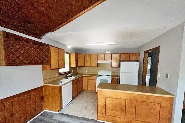 2 bed, 2.0 bath, 1456 sqft, $1,650 — Photo 4