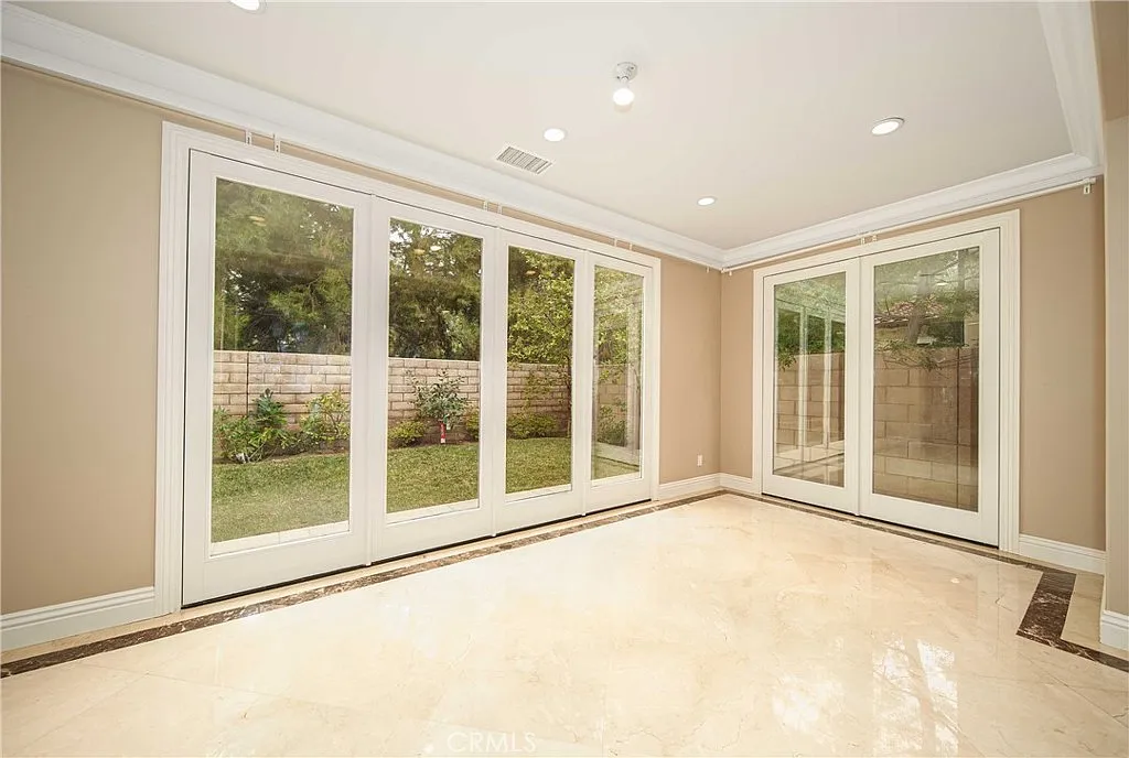 5 bed, 5161 sqft, $13,500 — Photo 4