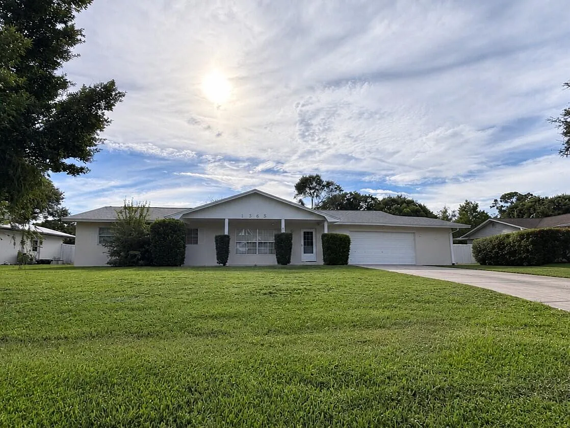 3 bed, 2.0 bath, 1469 sqft, $2,600 — Photo 2