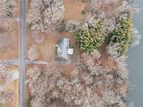 3rd image of 3221 Oakridge Dr