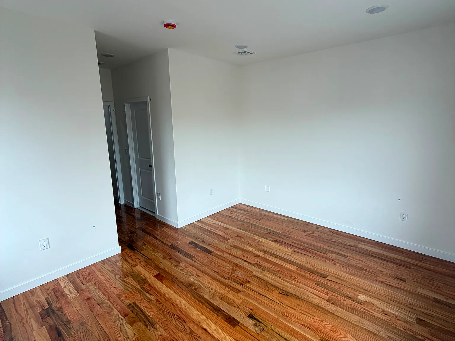 3 bed, 1019 sqft, $2,800 — Photo 4