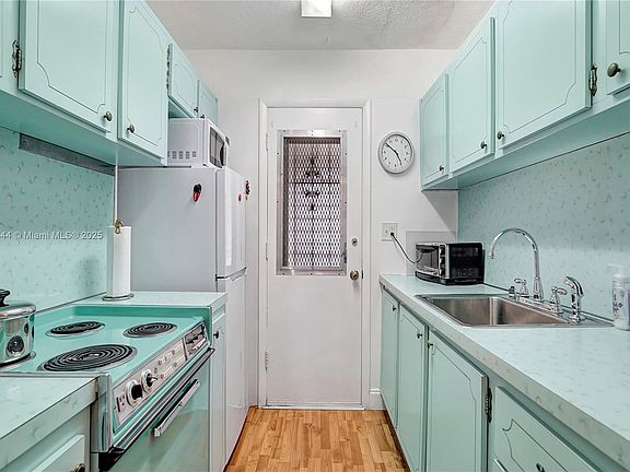 5th image of 17001 NE 13th Ave APT 308