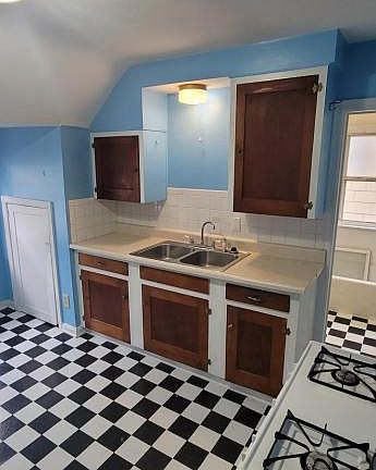 5th image of 364 E Duncan St