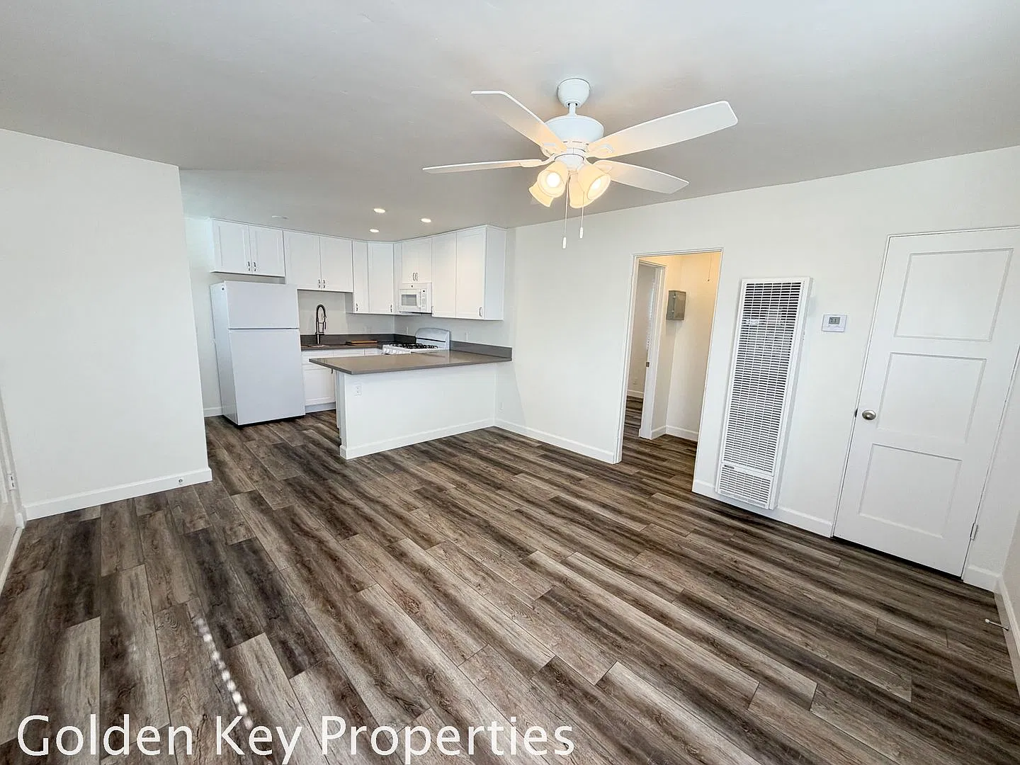 Beautifully Remodeled 1-Bedroom Apartment Just One Block from the Beach! — Photo 2