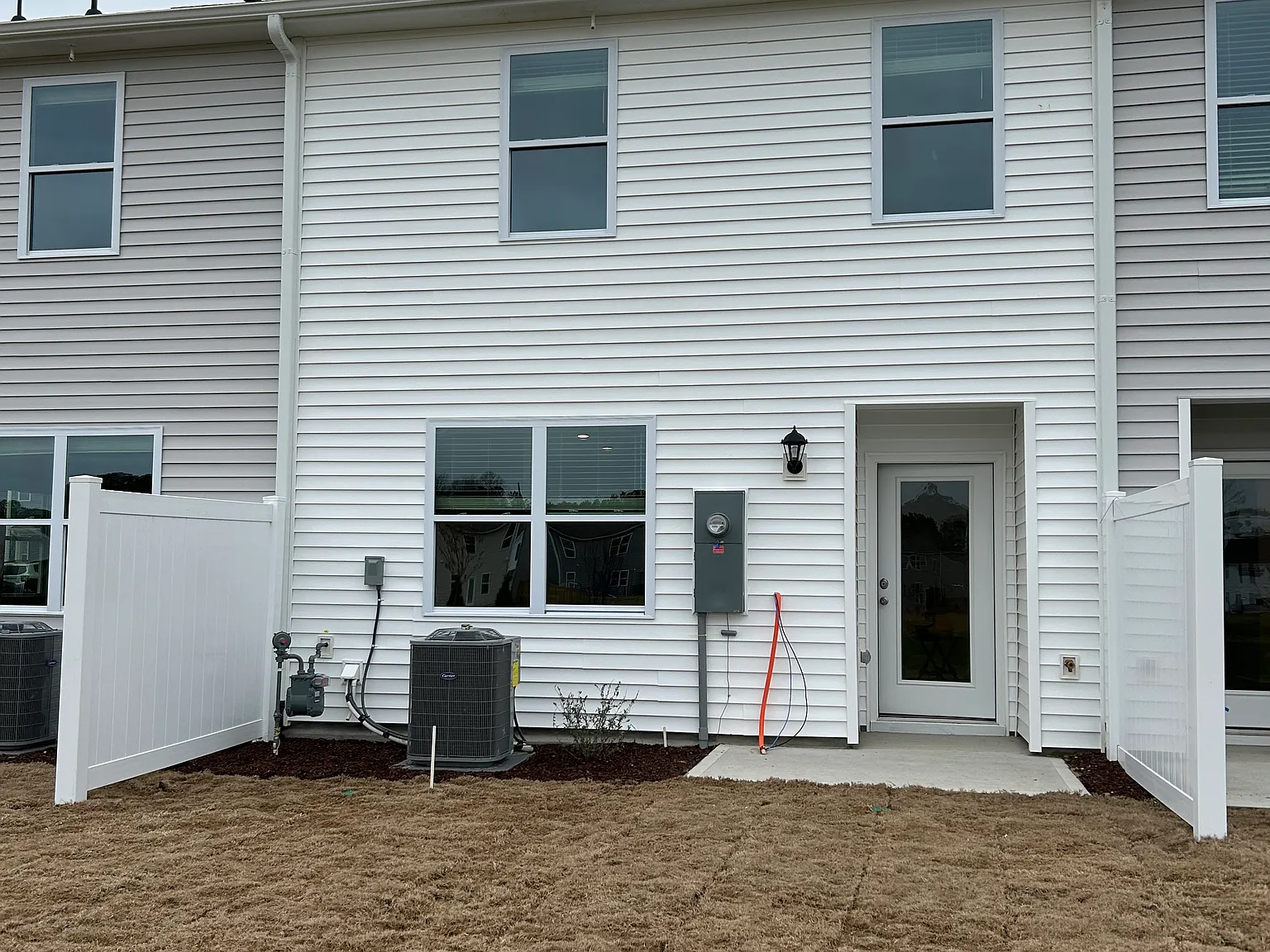3 bed, 1418 sqft, $900 — Photo 2