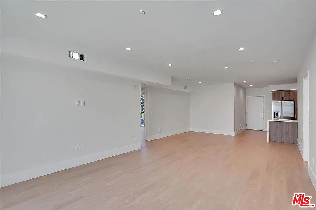 2 bed, 2.0 bath, 1100 sqft, $3,850 — Photo 4