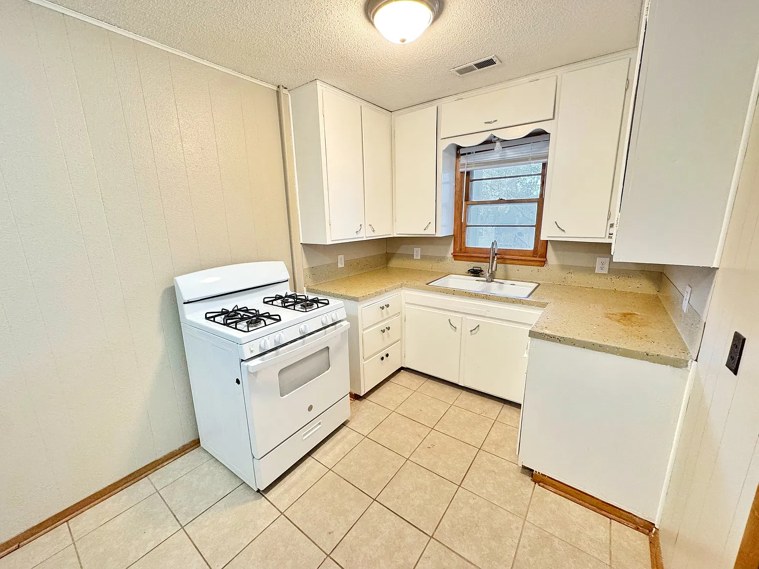 420 Jackson St — Photo 4