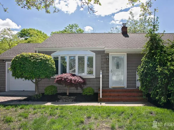 43 Maplewood Ave, Colonia, NJ 07067