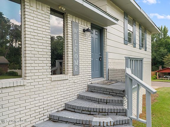 4th image of 44 Sharmont Dr