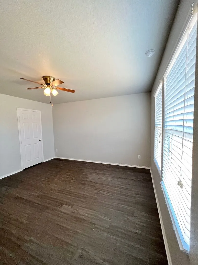Adorable 3/2/2 in Eagle Mountain-Saginaw ISD For Rent! — Photo 4