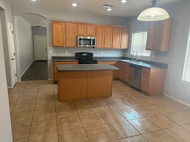 3 bed, 1828 sqft, $1,699 — Photo 2
