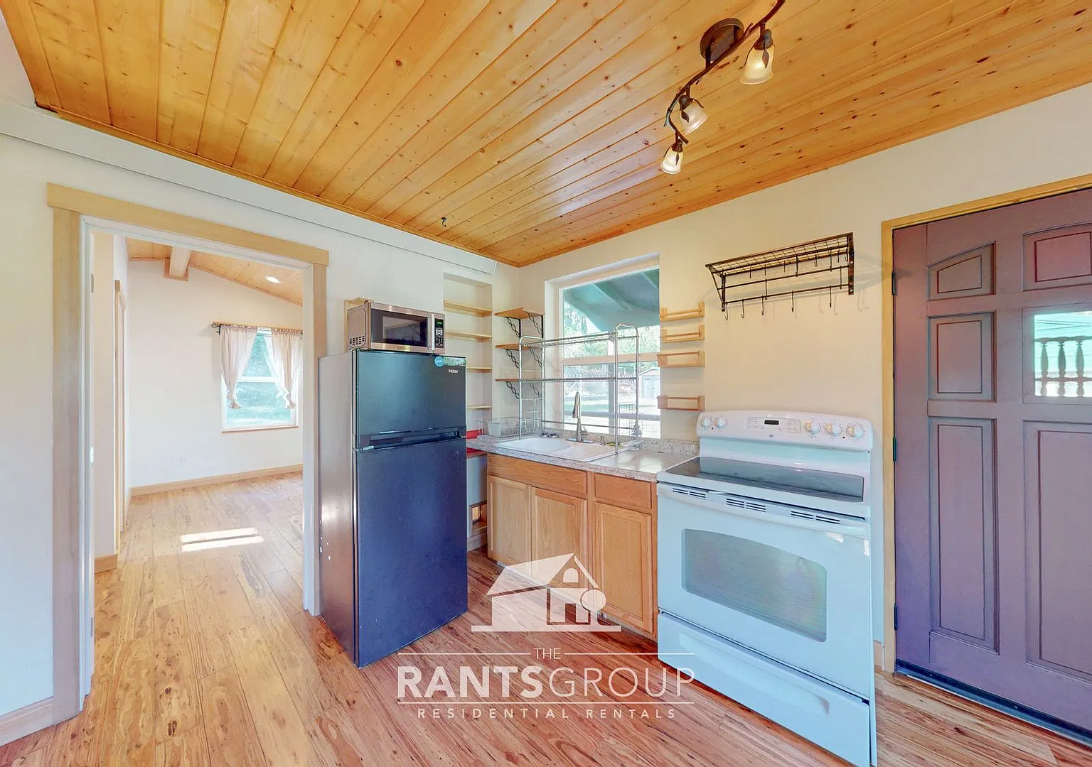 A Cozy Woodland Retreat Just Minutes from Olympia — Photo 4