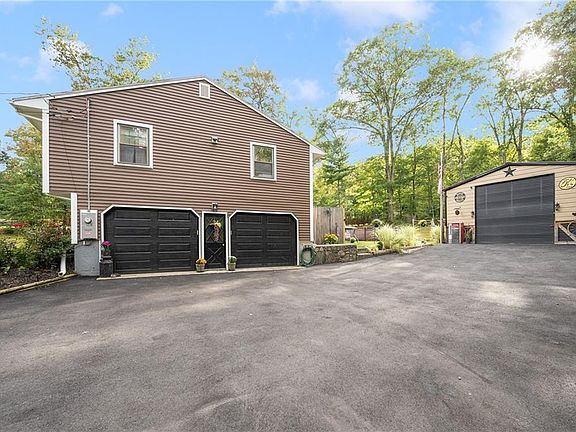 3rd image of 207 Steere Farm Rd