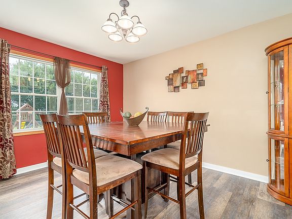 5th image of 910 Pheasant Ln